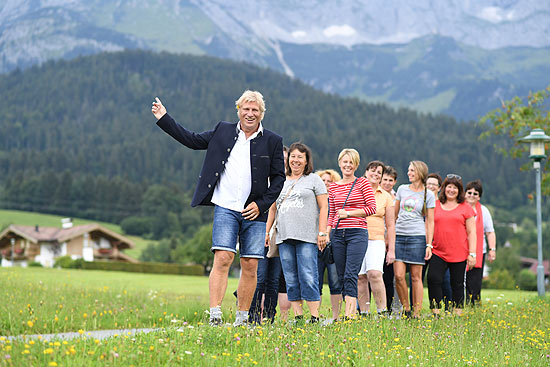 Gerhard Leinauer unternahm mit den Damen eine Wanderung durch die traumhafte Umgebung rund um den Wilden Kaiser Foto: BrauerPhotos / G.Nitschke 